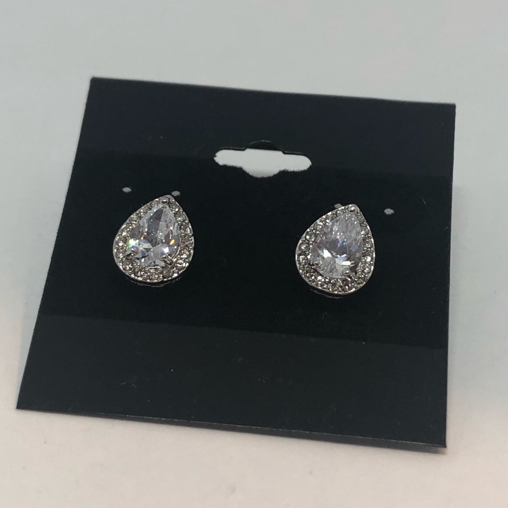 🆕Cubic Zirconia Teardrop Halo Stud Earrings🆕 - Picture 2 of 3